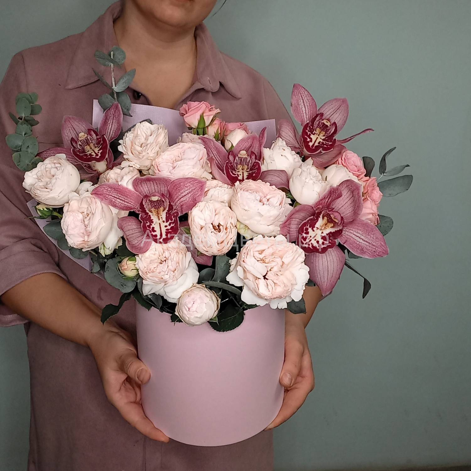 Орхидея и пион роза кустовая купить в Новосибирске (Академгородок) -  цветочный интернет магазин АкадемЦветы.РФ